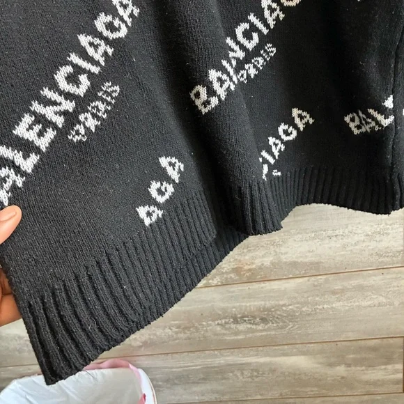 Balenciaga Oversized Sweater - Picture 10 of 17